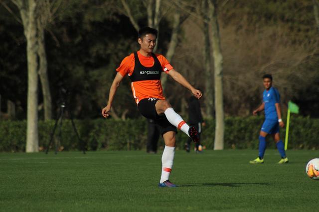 英格兰U21队在4-2战胜哈萨克斯坦中，吉滕斯因伤离场